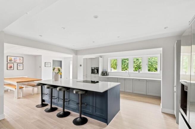 4 bed Detached for sale Image 11