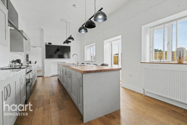 5 bed Detached for sale Image 9