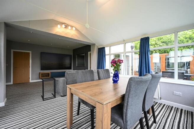 5 bed Detached for sale Image 4