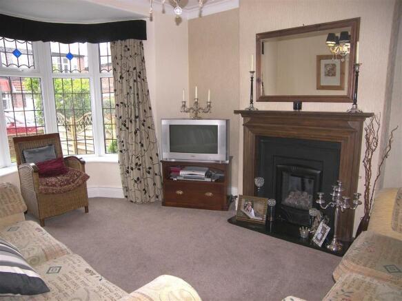 LOUNGE (FRONT)