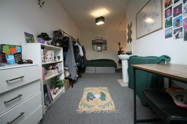 8 bed House to rent Image 4