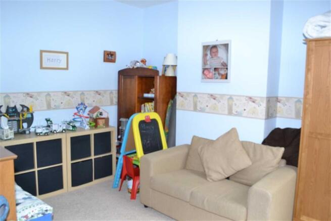 BEDROOM 2 (MIDDLE)