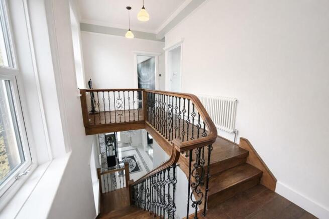 6 bed Semi-Detached for sale Image 8
