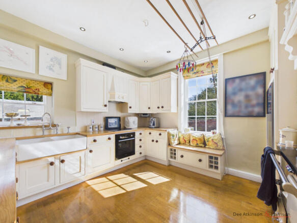 6 bed Detached for sale Image 7