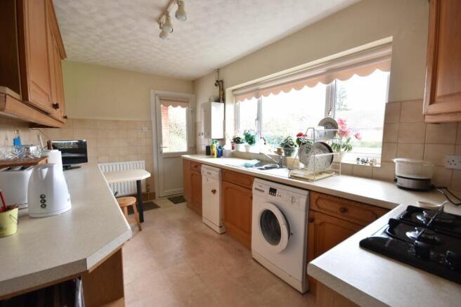 Cheyne Walk, Horley, Surrey, RH6 photo 4