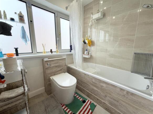 4 bed Semi-Detached for sale Image 11