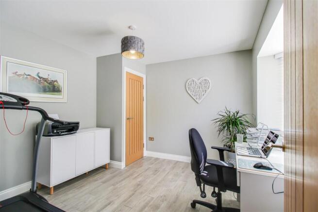 5 bed Detached for sale Image 10