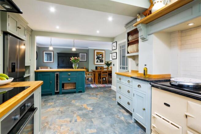 6 bed Detached for sale Image 5
