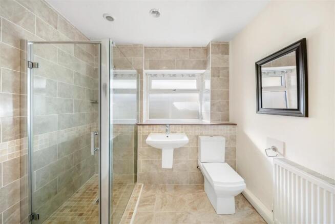 GROUND FLOOR EN-SUITE