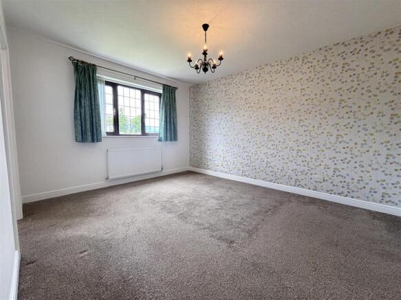 5 bed Detached for sale Image 4