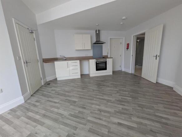 1 bed Ground Flat to rent Image 4