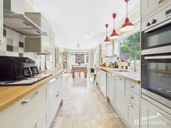 CAM03852G0-PR0235-STILL008