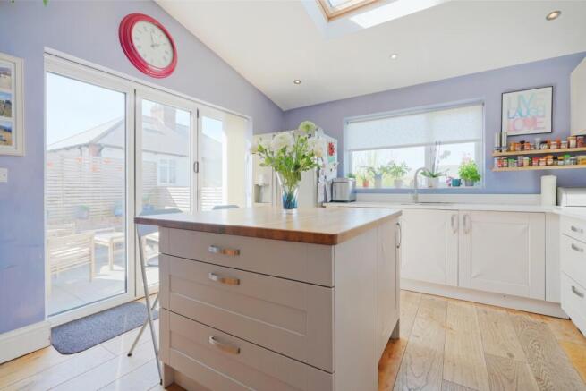 5 bed Semi-Detached for sale Image 8