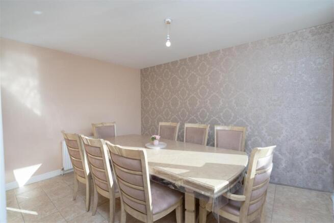 6 bed Semi-Detached for sale Image 4