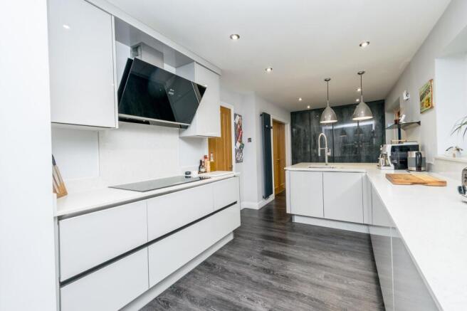 5 bed Detached for sale Image 11