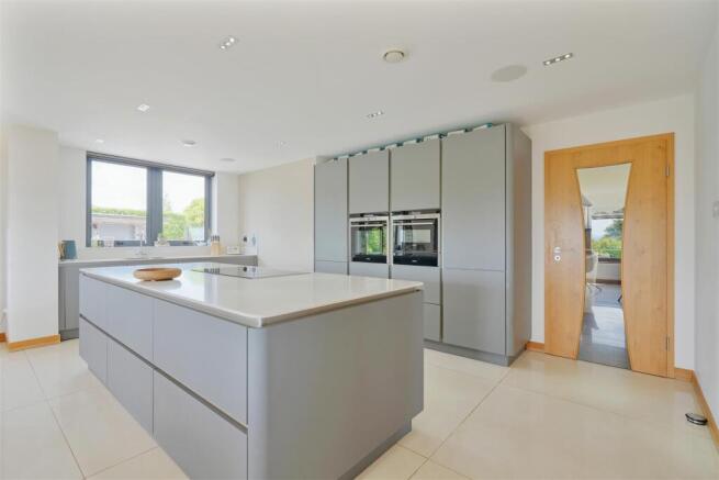 4 bed Detached to rent Image 5