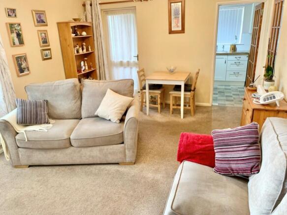 LOUNGE/DINING ROOM