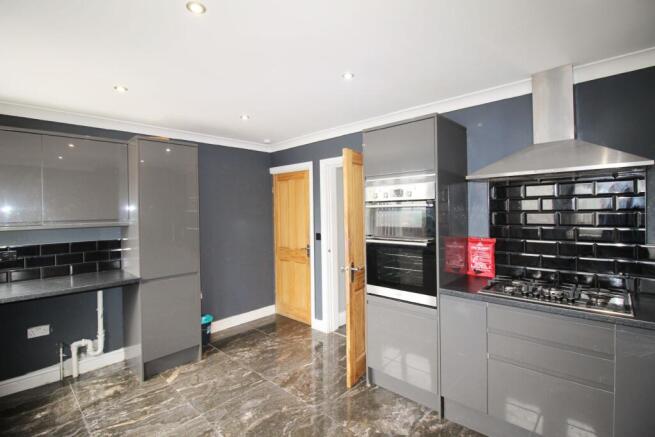 3 bed Semi-Detached to rent Image 6