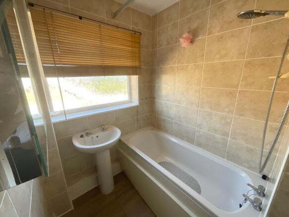3 bed Semi-Detached to rent Image 12