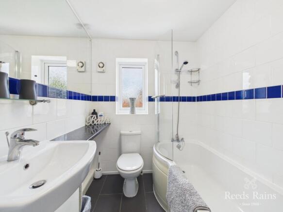 5 bed Detached for sale Image 11