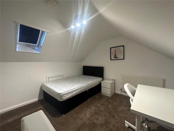 4 bed House to rent Image 8