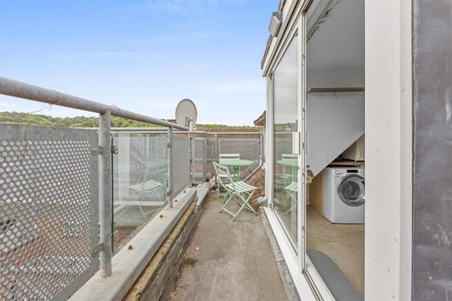 6 Kings Court, Easton Street, HP11 1NA-9.jpg