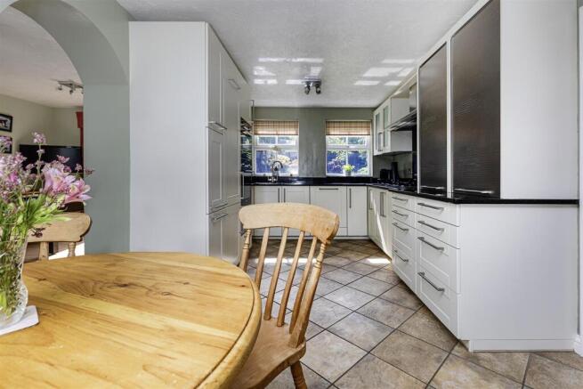 5 bed Detached for sale Image 12