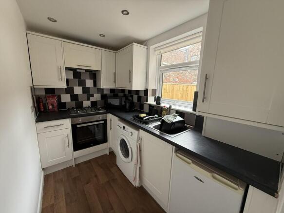 2 bed Terraced to rent Image 4