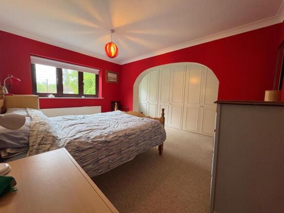 4 bed Semi-Detached for sale Image 8