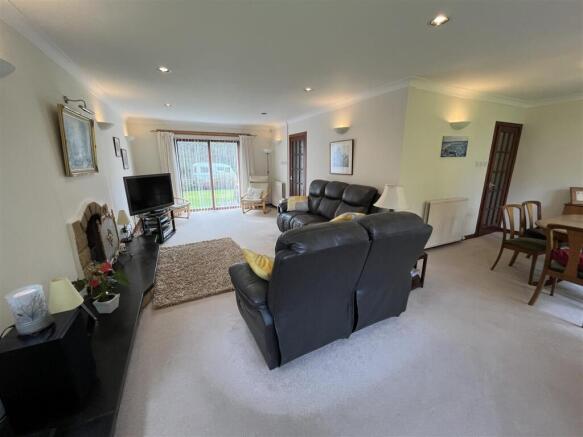LOUNGE/DINING ROOM