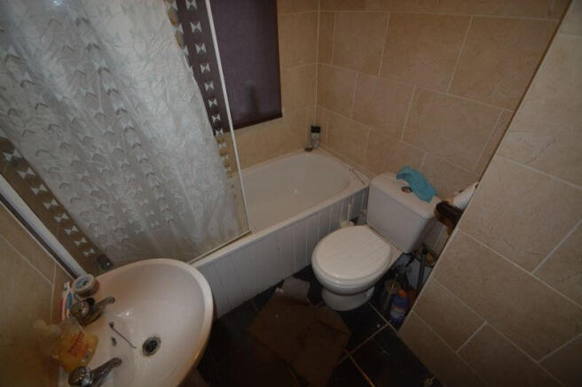 5 bed House to rent Image 5