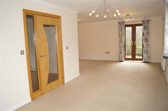 LOUNGE/DINING AREA