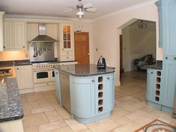 FITTED KITCHEN