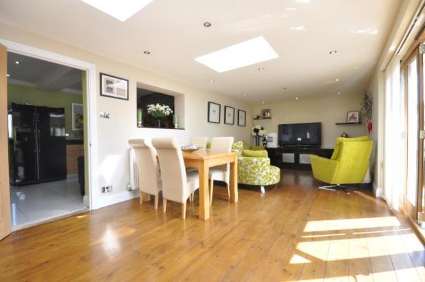 Lounge/Dining Area