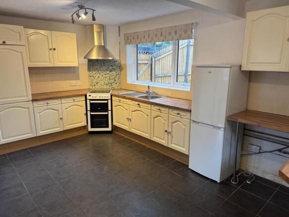 2 bed Semi-Detached to rent Image 4