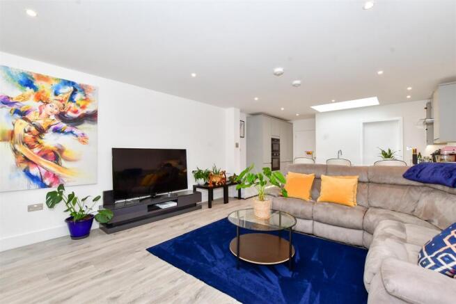 Kitchen / Lounge