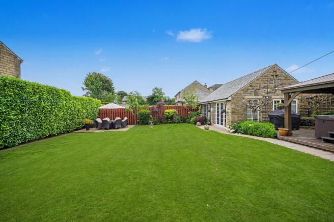 5 bed Detached for sale Image 4