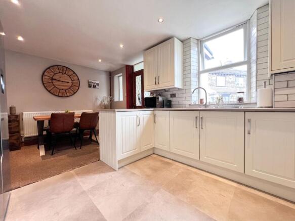 3 bed Terraced to rent Image 5