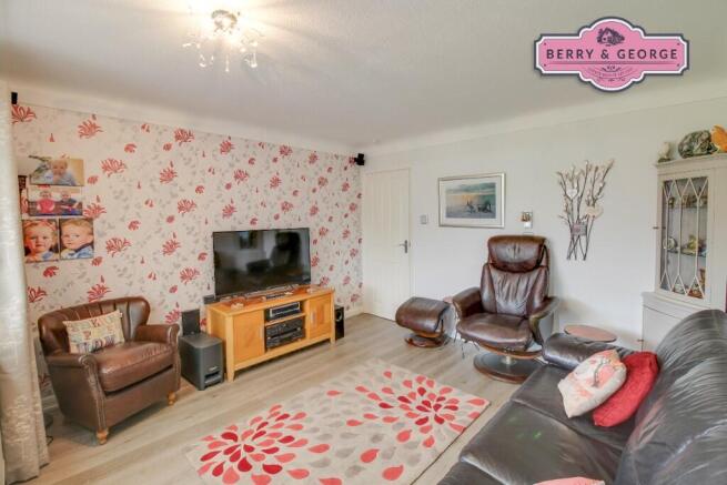 SITTING ROOM / BED 5