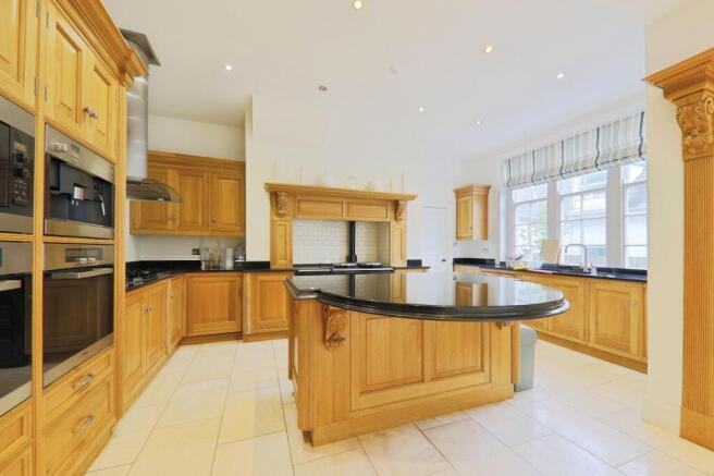 9 bed Detached for sale Image 7
