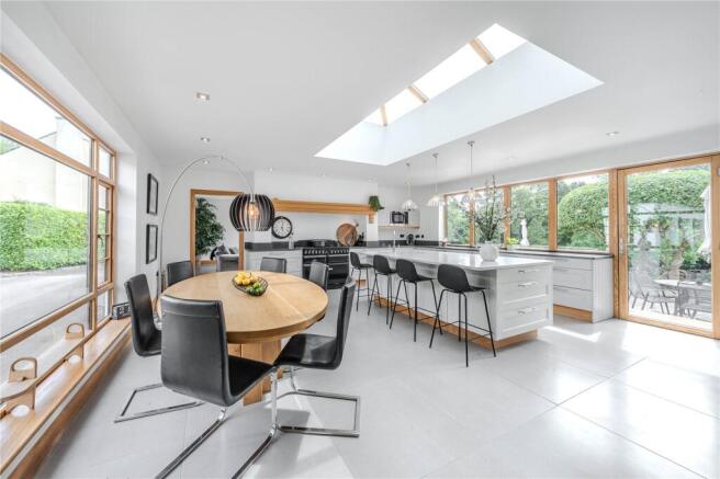 6 bed Detached for sale Image 5