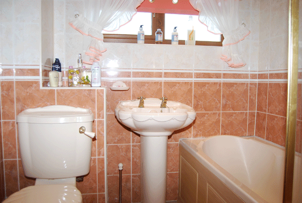 UPSTAIRS BATHROOM