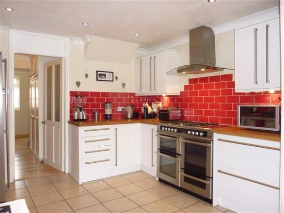 KITCHEN/DINING