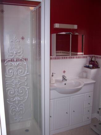 en-suite shower