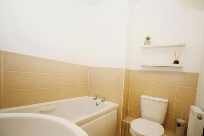 2 bed Apartment to rent Image 4