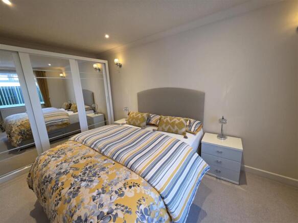 6 bed Semi-Detached for sale Image 9