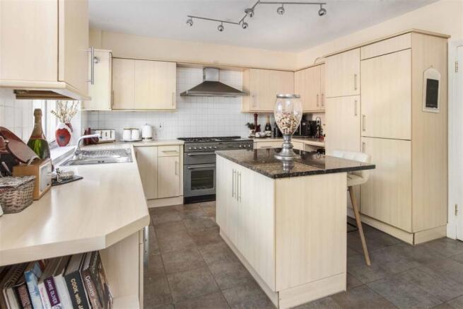 2 Kitchen.jpg