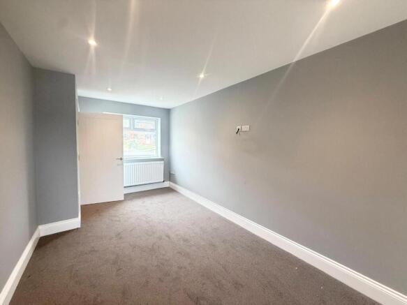 3 bed End of Terrace to rent Image 3