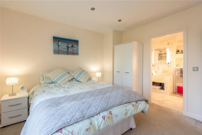 5 bed Detached for sale Image 10