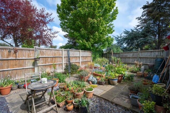 Rear garden 2.jpg
